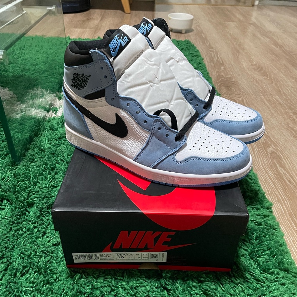 Air Jordan 1 high in university blue colorway